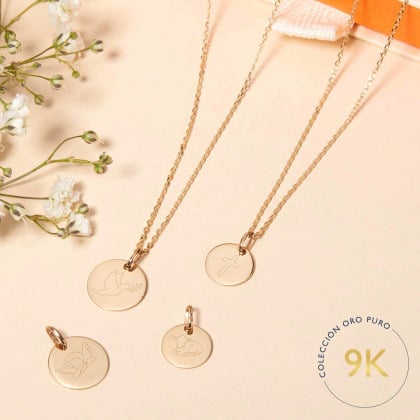 Collar personalizado en oro de 9 kilates con ilustración de bautizo o comunión merci maman