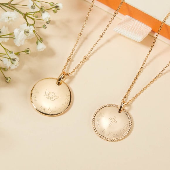 Collier médaille illustration Baptême ou Communion personnalisé plaqué or merci maman