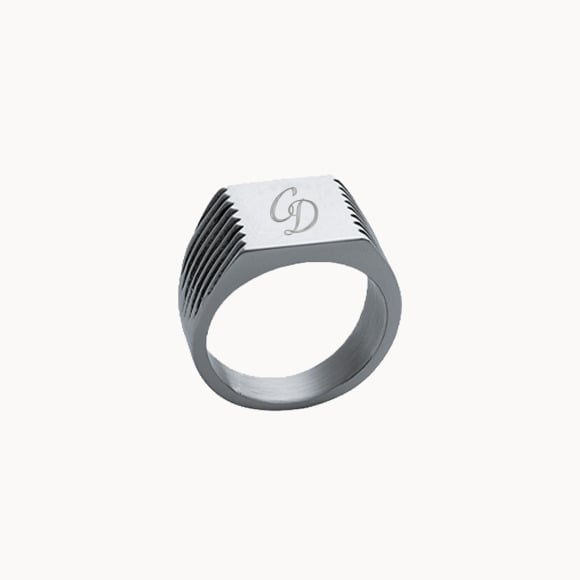 Anello personalizzato con sigillo quadrato in acciaio uomo con monogramma Merci Maman
