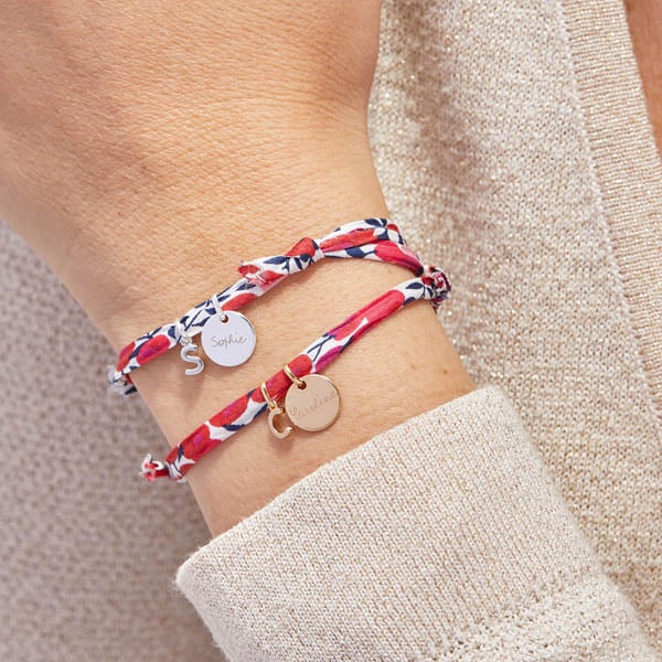 Feiern Sie den Frühling mit farbenfrohem, personalisiertem Schmuck: Die perfekte Geschenkidee