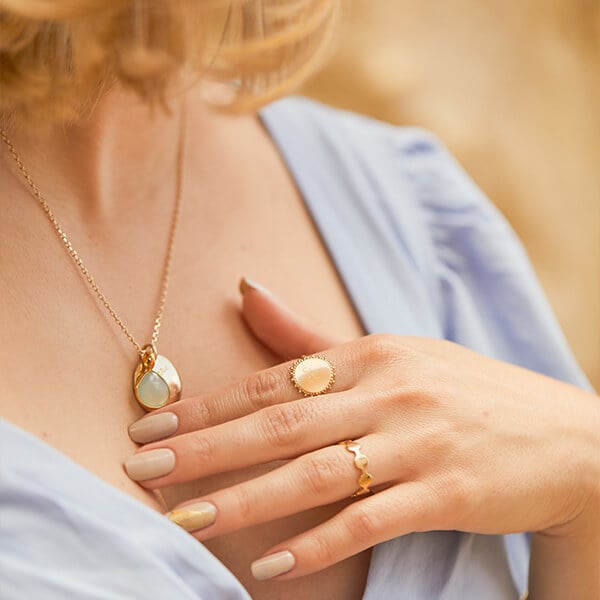 Les Bijoux Incontournables de l'Été : Tendance, Style et Conseils