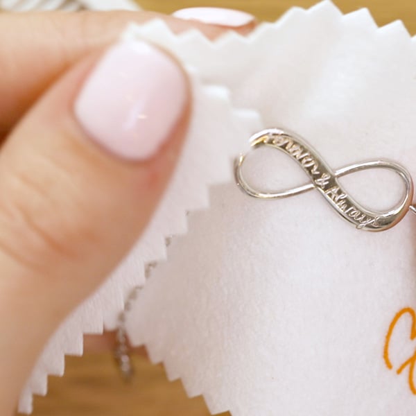 So bekommen Sie Silberschmuck sauber Merci Maman Tipps