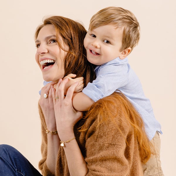 Con quali gioielli personalizzati le mamme creano ricordi per tutta la vita?