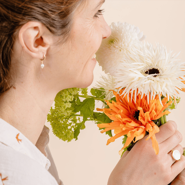 Perché la primavera è il momento perfetto per regalare gioielli incisi?