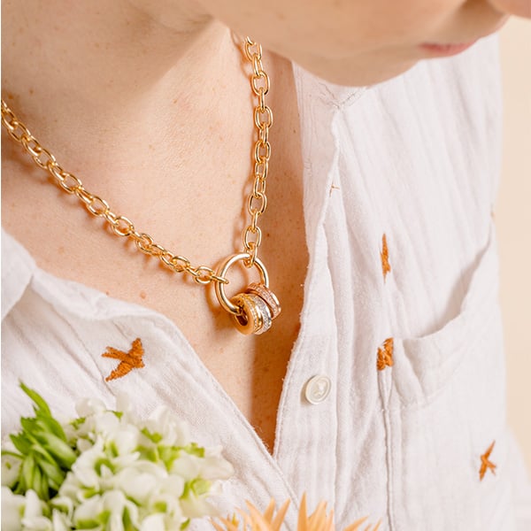 Engraved Jewellery: What Do Mothers Want to Convey Through This Piece?