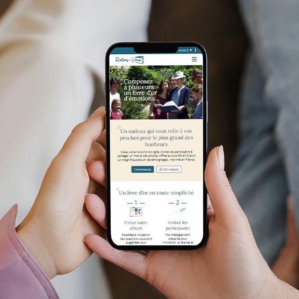 Le livre d'or personnalisé Reliez-vous, le complément de cadeau parfait à un bijou Merci Maman