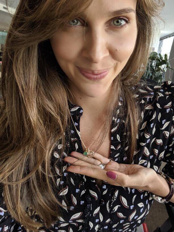 Ophélie Meunier porte un collier Merci Maman