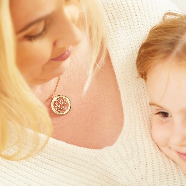 Why giving an engraved jewellery piece strengthens family bonds?