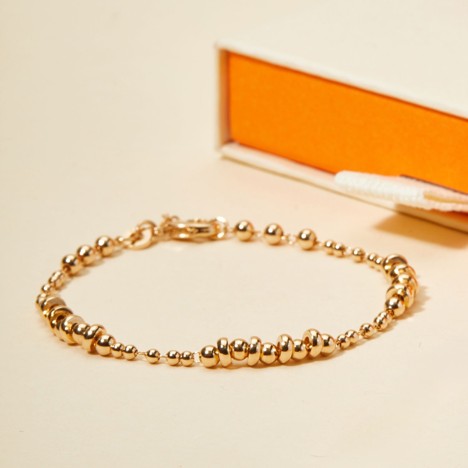 Bracciale a maglie con perline dorate / Bracciale rigido a strati