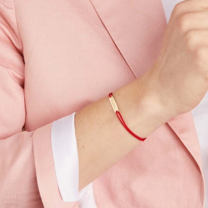 Pulsera personalizada con mini placa de oro de 9 kilates merci maman