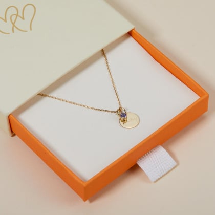 Collar personalizado con mini medalla y piedra de nacimiento en oro de 9 kilates Merci Maman