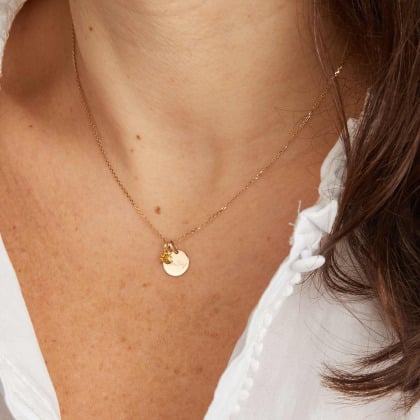 Collar personalizado con mini medalla y piedra de nacimiento en oro de 9 kilates Merci Maman