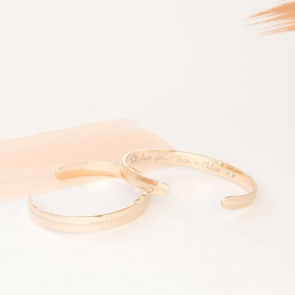 Personalisierter einfachverzierter offener Armreif