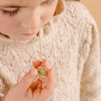 Collana con medaglia con illustrazione personalizzata per Battesimo o Comunione placcato in oro merci maman