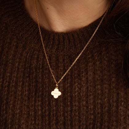 Collar personalizado para niña con mini cruz de trébol Baño de oro Merci Maman