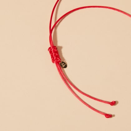 Collana di raso personalizzata con disco grande e charm placcato in oro merci maman