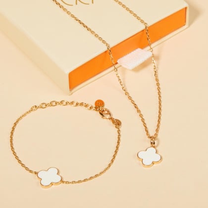 Bracciale personalizzato con croce di smalto a quadrifoglio placcato in oro merci maman