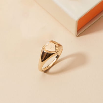Anello con sigillo a cuore personalizzato placcato in oro merci maman