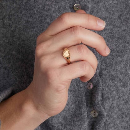 Anello con sigillo a cuore personalizzato placcato in oro merci maman
