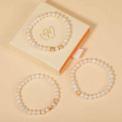 Bracciale personalizzato con iniziali e perline bianche placcato in oro merci maman