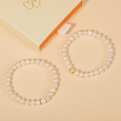 Bracciale personalizzato con iniziali e perline bianche placcato in oro merci maman