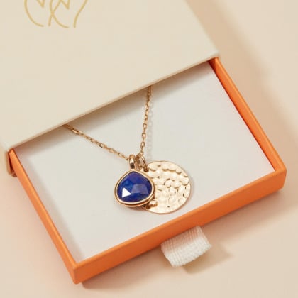 Collar personalizado con medalla grande martelé y piedra semipreciosa baño oro merci maman