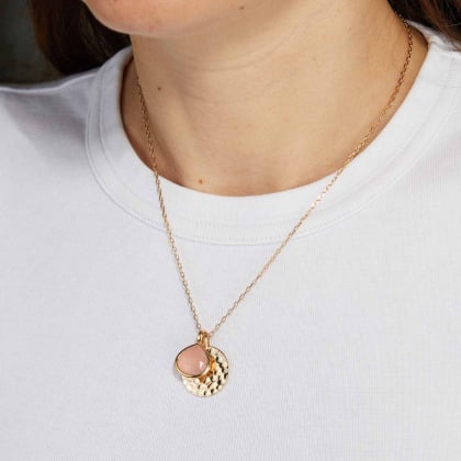 Collar personalizado con medalla grande martelé y piedra semipreciosa baño oro merci maman