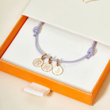 Bracciale personalizzato con ciondolo a lettera placcato in oro merci maman
