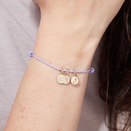 Bracciale personalizzato con ciondolo a lettera placcato in oro merci maman