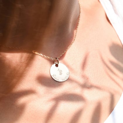 Personalisierte mittlere florale Alphabet Halskette