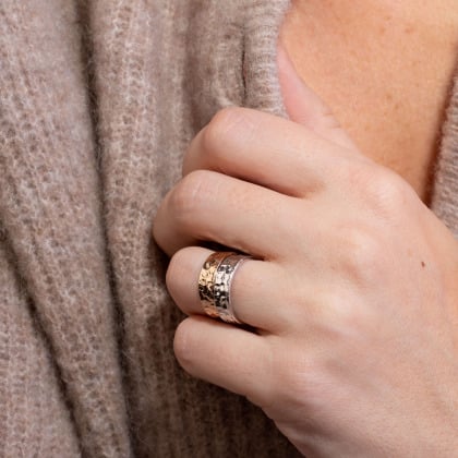 Anello personalizzato martellato