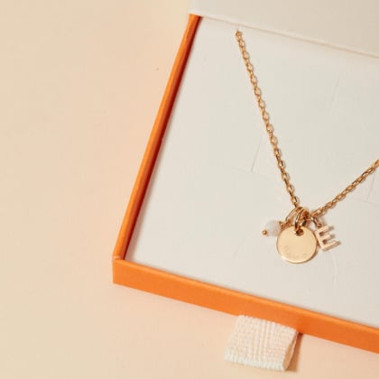 Collier personnalisé Mini Pierre Fine et Lettre plaqué or merci maman