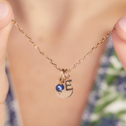 Collier personnalisé Mini Pierre Fine et Lettre plaqué or merci maman