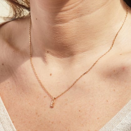 Collana con Mini Charm Alfabeto placcato in oro merci maman