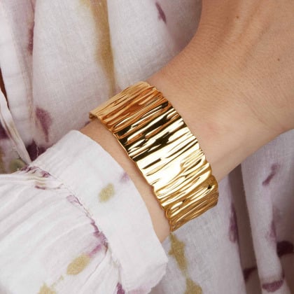 Bracciale rigido ampio in acciaio dorato merci maman