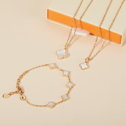 Bracelet personnalisé Initiale Croix Romane Nacre sur chaîne  doré à l'or fin Merci Maman