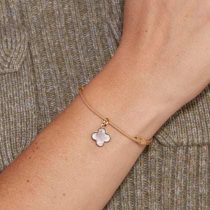 Bracciale personalizzato con croce a trifoglio di madreperla placcato in oro merci maman