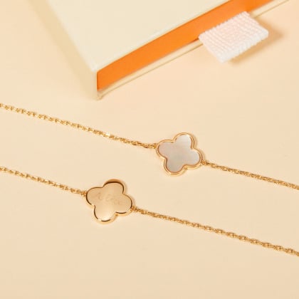 Pulsera personalizada de cadena con cruz de trébol de nácar baño de oro merci maman