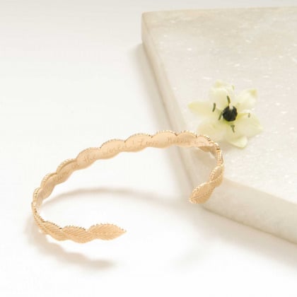 Personalisierter offener Armreif in Blattoptik vergoldet merci maman