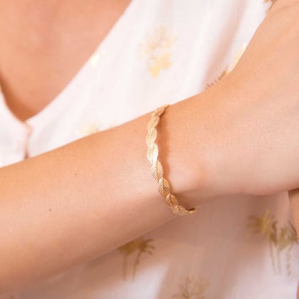 Personalisierter offener Armreif in Blattoptik vergoldet merci maman