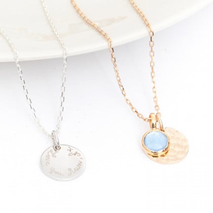 Collier Petit Disque Martelé & Pierre de naissance personnalisé plaqué or topaze bleue merci maman