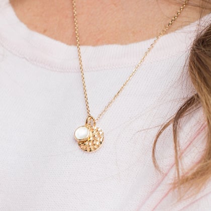 Collier Petit Disque Martelé & Pierre de naissance personnalisé plaqué or nacre merci maman