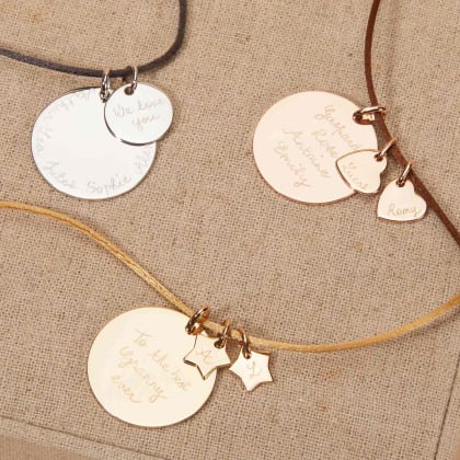Personalisierte Satin Halskette mit großem Plättchen und Anhängern vergoldet merci maman