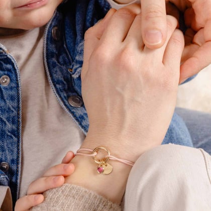 Braccialetto personalizzato portafortuna con pietra di nascita a cuore su cordoncino placcato in oro merci maman