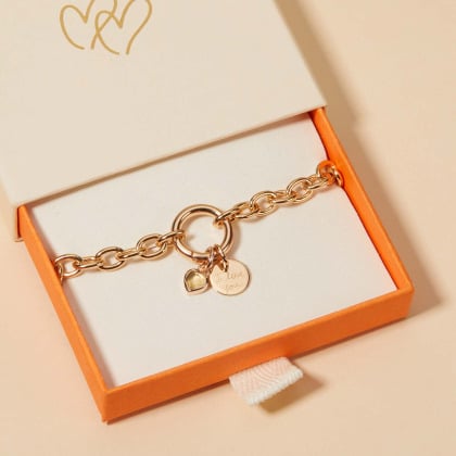 Bracciale personalizzato portafortuna con pietra di nascita a cuore con chiusura rotonda placcato in oro merci maman
