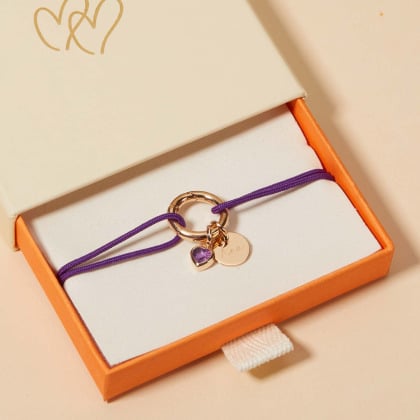 Braccialetto personalizzato portafortuna con pietra di nascita a cuore su cordoncino placcato in oro merci maman