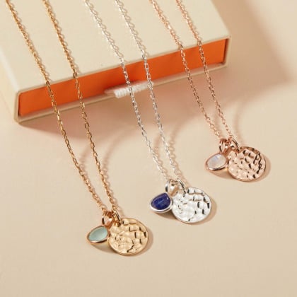 Collier Petit Disque Martelé & Petite Pierre Fine personnalisé merci maman