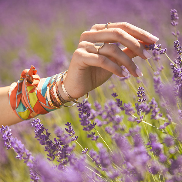 So pflegst du deinen Schmuck im Sommer