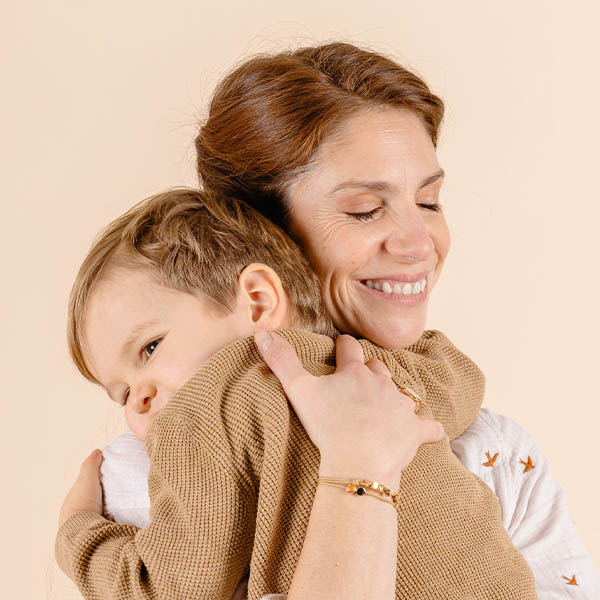 Témoignages touchants des mères bénéficiaires de bijoux personnalisés Merci Maman