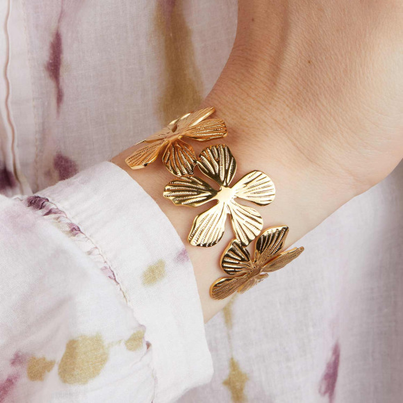 Bracciale rigido ampio floreale in acciaio dorato merci maman